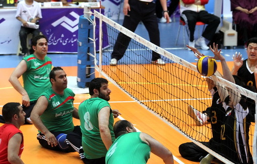 تیم ایران در مرحله نیمه نهایی مسابقات قهرمانی والیبال نشسته آسیا در مشهد مقدس با نتیجه ۳ بر ۰ از سد چین گذشت و فینالیست شد/IRNA 