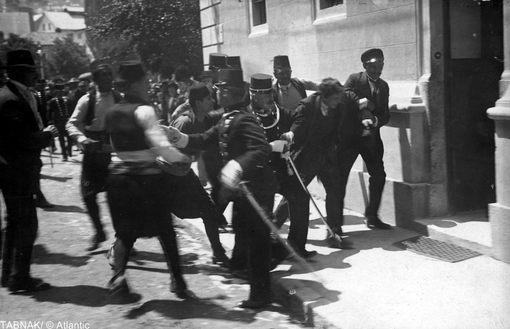 پلیس ضارب آرشیدوک فرانتس فردیناند، وارث تاج و تخت اتریش و مجارستان را در سارایوو (بوسنی) دستگیر و به اداره پلیس منتقل می‌کند. ۲۸ ژوئن سال ۱۹۱۴
