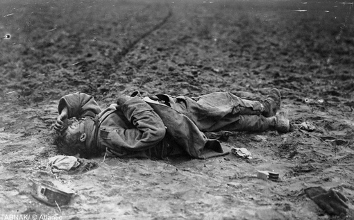 جنازه یک سرباز اتریشی در میدان نبرد، در سال ۱۹۱۵
