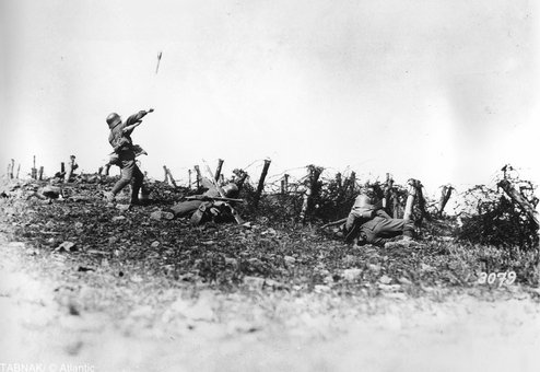 سرباز آلمانی در حال پرتاب یک نارنجک دستی علیه مواضع دشمن