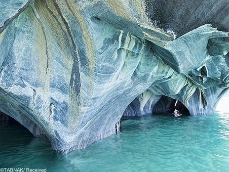صخره های زیبای کربنی-این زیبایی طبیعی و خارق العاده بر اثر فرسایش کربنات کلسیم در حاشیه های دریاچه های شیلی ساخته شده است . قایقی کوچک این امکان را به شما میدهد که به طبیعت فوق الهاده این منطقه دست یابید. 