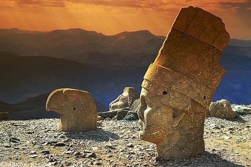 کوه نمرود -این سازه یکی از ابنای تاریخی و با اهمیت در ترکیه می باشد . گفته شده است که این سازه ها یک قرن پیش از میلاد مسیح ساخته شده و به افتخار پادشاهان ایجاد شده است .