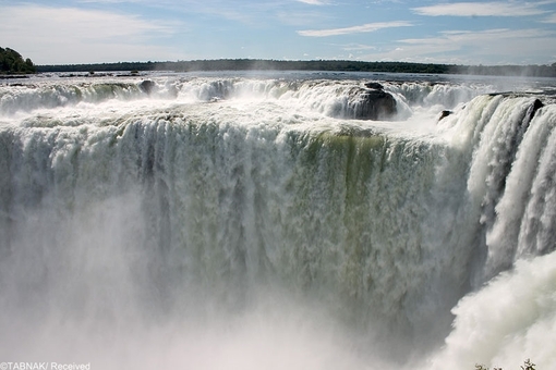 آبشار خاق العاده ایگوآزا-این آبشار فوق العاده و عظیم در بزریل و در نزدیکی مرز آرژانتین واقع شده است . این آبشار به دلیل بزرگی و ویژگی منحصر به فرد جزو عجایب هفت گانه دنیا طبقه بندی شده است . 