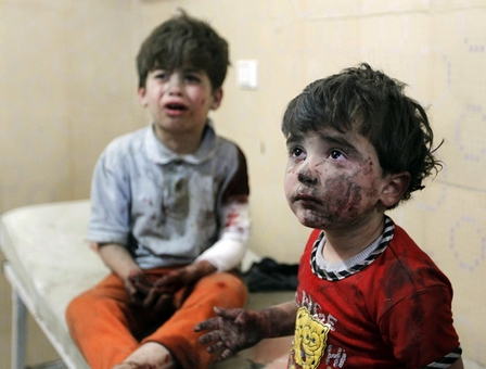 این دو کودک از درگیری شدید تروریستها با ارتش سوریه  در حومه شهر حلب در امان مانده‌اند. تروریستهای تحت حمایت غرب، همواره ارتش سوریه را به فرو ریختن بمب‌های بشکه‌ای بر مناطق تحت کنترل خود متهّم می‌کنند. روز پنجشنبه وقتی که هواپیماهای جنگی سوریه به بازاری در منطقه تحت کنترل تروریستها حمله کردند ده ها نفر از تروریستها که در میان غیر نظامیان اختفا کرده بودند کشته شدند.مخالفان دولت سوریه بارها از غیر نظامیان به عنوان سپر جنگی استفاده کرده اند/ عکس :Reuters