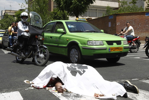 عدم استفاده از کلاه ایمنی توسط یک موتور سوار در حالیکه کلاه خود را نیز بر روی دسته موتور حمل می کرد، منجر به حادثه مرگبار در خیابان لارستان تهران شد/IRNA
