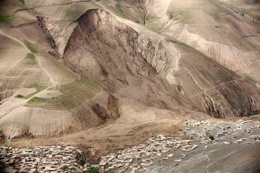 تصویری حیرت آور از عمق فاجعه رانش زمین در افغانستان.حادثه ای که در چند لحظه هزاران نفر را زنده درون خود مدفون کرد/AP
