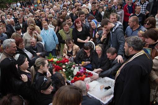مراسم تشییع و تدفین پیکر پرستار کشته شده در جریان خشونتهای اخیر اکراین/AP
