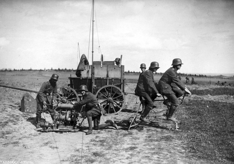 راه انداختن ایستگاه رادیویی متصل به ژنراتور توسط ارتش آلمان و رکاب زدن سربازان برای تأمین برق