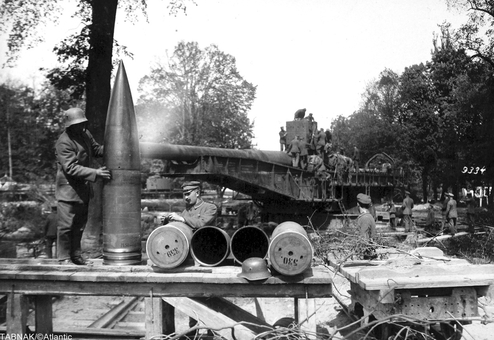 گلوله‌های ۷۵۰ کیلوگرمی مربوط به ماشین جنگی آلمان که قدرت پرتاب به مواضع دشمن با برد حدود سه کیلومتر مفید را داشت