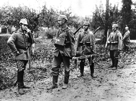استفاده سربازان آلمانی از تلفن در میدان جنگ، به کلاف سیم تلفن و حمل آن دقت کنید!