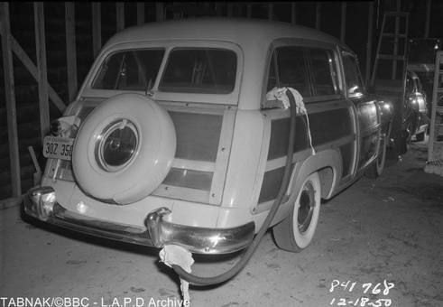 پلیس لس آنجس بیش از یک میلیون عکس از عملیات خود دارد که عمدتا مربوط به اوایل قرن بیستم است. عکس بالا موردی از خفگی با گاز منواکسید کربن را نشان می دهد که با یک شلنگ از اگزوز ماشین به داخل آن هدایت می شده است. عکس مربوط به دسامبر ۱۹۵۰ است.