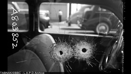 این عکس ها در نمایشگاه عکسی در پاریس به معرض دید عموم گذاشته شده اند. عکس مربوط به سال ۱۹۴۲ است که محل برخورد گلوله به شیشه یک خودرو را نشان می دهد.