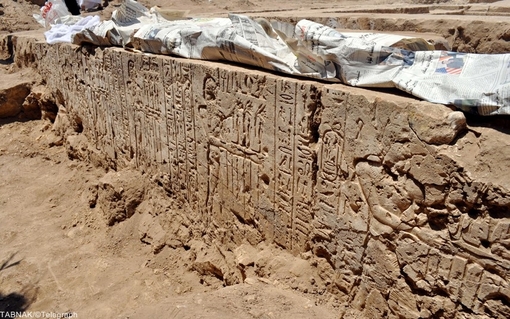کشف دیوار ساخته شده از سنگ آهک مربوط به دوران بطلمیوسی شاه بطلمیوس دوم ۲۴۶ پ م - در مصر/AFP