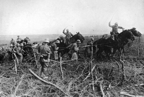 سربازان بریتانیایی و استفاده از اسبها برای حمل ادوات جنگی در شیب تند.