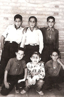عکسی در دوران کودکی (ایستاده از چپ)