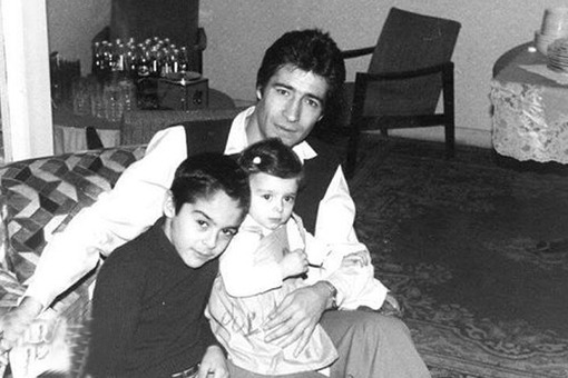 در کنار پسرش آتیلا و دخترش آتوسا