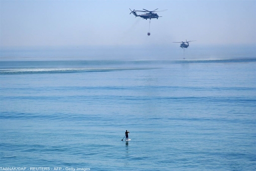 بالگردهای آتش نشانی ایالات متحده مخازن آب خود را از آب اقیانوس آرام انباشته می کنند تا در عملیات اطفای حریق گسترده شرکت کنند.