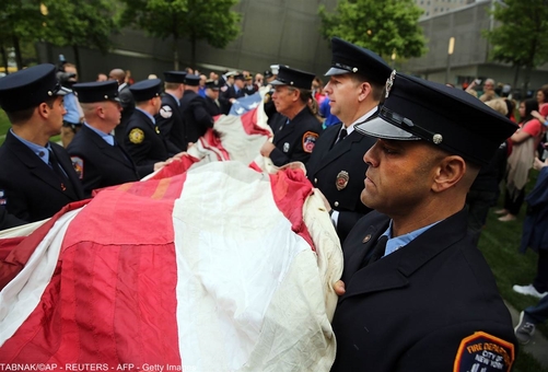 حمل پرچم عظیم ایالات متحده توسط آتشنشانان حاضر در مراسم افتتاح موزه ۱۱سپتامبر.