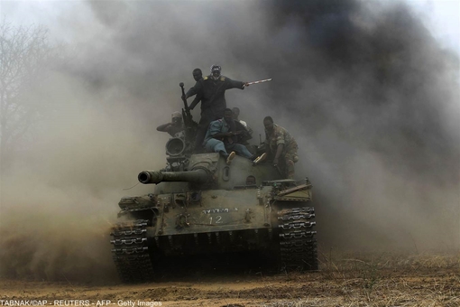 نیروهای نظامی سودان در حال حمله به مواضع شورشیان پس از تصرف شهر دالداکو.