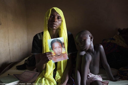 مادر ۳۵ ساله نیجریایی تصویر دختر ۱۷ ساله خود را در دست گرفته که توسط شبه نظامیان تروریست بوکو حرام روبوده شده است.