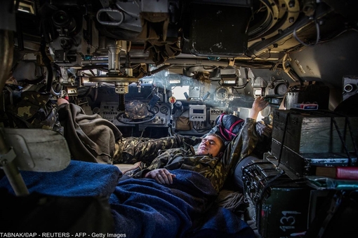 استراحت سرباز اوکراینی در نفر بر زرهی مستقر در پست بازرسی.
