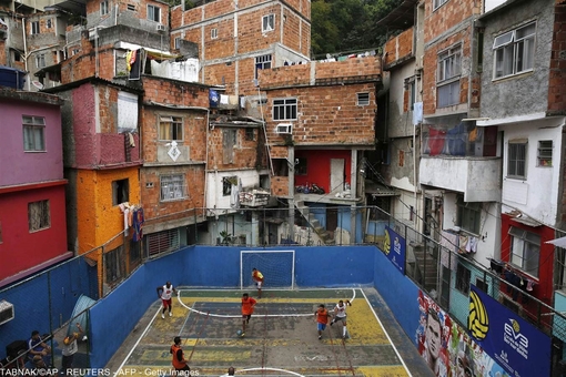 جوانان فقیر برزیل در آستانه بازی های جام جهانی در محله ای زاغه نشین مشغول بازی هستند.