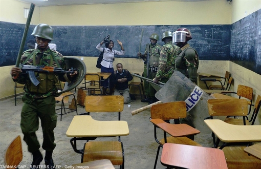 سربازان کنیایی وارد کلاس درس در نایروبی شده و معترضان دانشجو را دستگیر کرده اند.دانشجویان به وضعیت گرانی شهریه و کیفیت خدمات آموزشی اعتراض داشته اند.