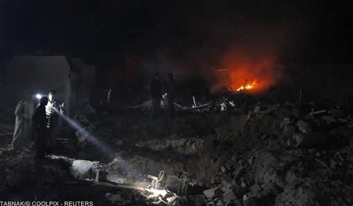 جستجو در میان آوارهای ایجاد شده از برخورد یک راکت به ساختمانی در حلب.