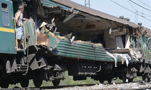واگن قطار آسیب دیده در مسکو که بر اثر برخورد با قطار دیگر حادثه ای مرگبار آفرید.