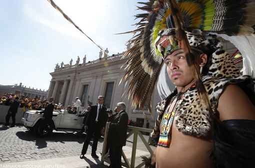 در حاشیه دیدار پاپ در میدان سنت پیتر با مردم و تلاقی با جشنواره گروه های بومی و قبیله ای.