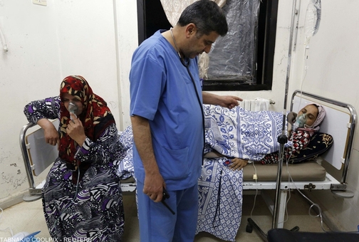 زن بستری در بیمارستان صحرائی واقع در یک روستا در حما .ظاهراً به دلیل نشت گاز سمی در درگیری تروریستها با ارتش سوریه مسموم شده اند.