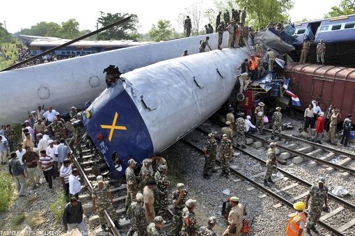 برخورد قطار اکسپرس در هند با یک قطار دیگر موجب مرگ بیش از چهل نفر و جراحت یکصدو پنجاه نفر شد.