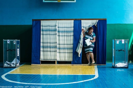 یک زن اوکراینی پس از نوشتن گزینه ریاست جمهوری مورد نظر خود بر روی برگه تعرفه از اتاقک ثبت رأی بیرون می اید.