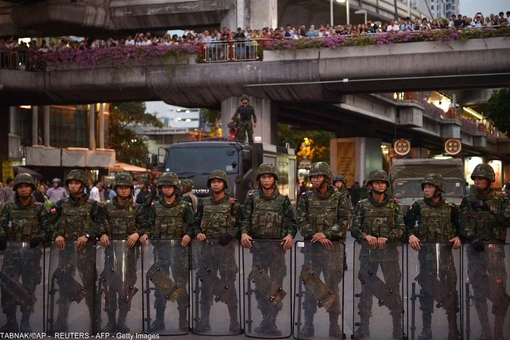 حکومت نظامی در خیابانهای بانکوک و منع آمد و شد پس از کودتای نظامی در این کشور.