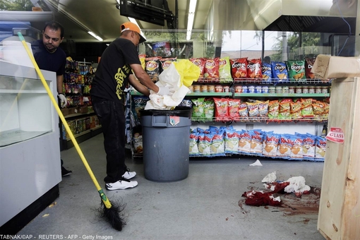 بخشی از خونهای جاری شده در سوپر مارکت واقع درآیلا ویستا، کالیفرنیا. در حادثه‌ای که اتفاق افتاد فرد مهاجم با استفاده از سلاح سرد و گرم ۱۹ نفر را کشته و مجروح کرد.