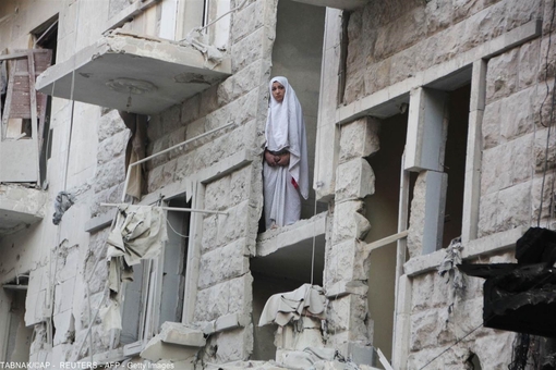زن سوری ساکن حلب، با نا امیدی از ادامه درگیریها بین تروریستها و ارتش سوریه و انفجارهای پی در پی در این شهر از میان ویرانه ها به سمت نا معلومی نگاه می اندازد.