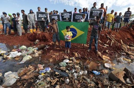 ادامه اعتراضات مردم در برزیل به وضعیت بد اقتصادی در مقابل مسابقات پر زرق و برق جام جهانی فوتبال 