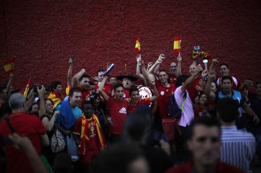 شادی طرفداران تیم ملی فوتبال اسپانیا پس از بازی تیم محبوبشان با بولیوی در ورزشگاه رامون سانچز. 