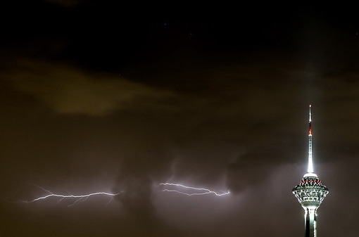 آسمان تهران در جمعه شب بارانی و توفانی/ISNA 