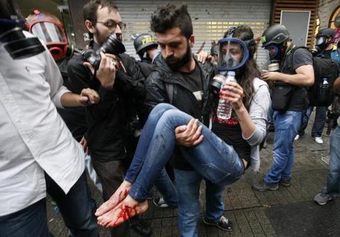 تظاهرات مخالفان دولت در استانبول به درگیری با پلیس و کشته وزخمی شدن عده ای از معترضین منجر شده است. 