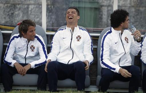 خنده های رونالدو هنگام تمرین رئال مادرید قبل از رویارویی با یونان در ورزشگاه لیسبون. 