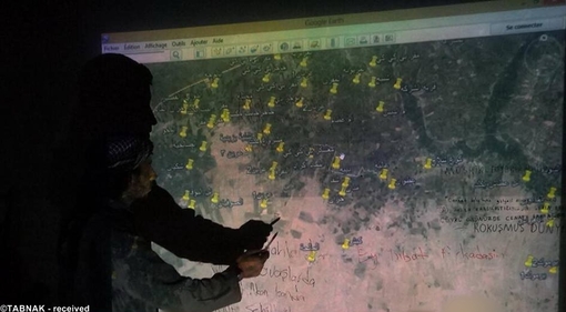 نقشه کشور عراق زیر دست یکی از مزدوران داعش، در حال توضیح منطقه فتوحات