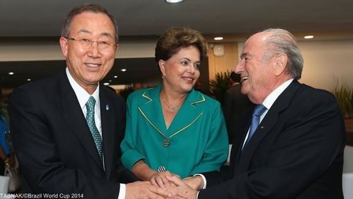 از چپ به راست: بان کی مون، دیلما روسف(رئیس جمهور برزیل) و بلاتر (رئیس فیفا) در مراسم افتتاحیه و بازی برزیل و کرواسی