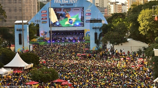 ده ها هزار نفر از مردم برزیل و جهانگردان، با شادی و شعف بازی تیم برزیل و کرواسی را از طریق صفحه نمایش های غول پیکر تماشا می کردند.