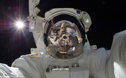 عکس جالب فضانورد کریس هد فیلد بر فراز کره زمین