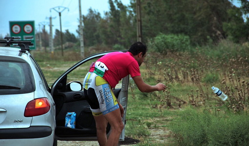 نوازش طبیعت توسط یکی از شرکت کنندگان مرحله نخست رقابت های لیگ دوچرخه سواری دسته یک باشگاه های کشور بخش جاده ای در گرگان /IRNA
