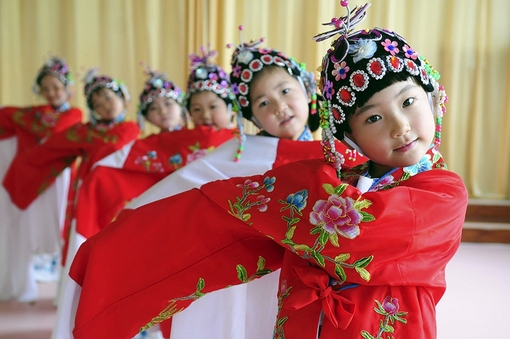 کودکان در کودکستانی در لیائوچنگ واقع در استان شاندونگ چین، اپرا اجرا می کنند./Euronews
