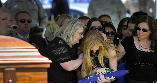 مراسم تشییع جنازه افسر پلیس کشته شده در لاس وگاس و حزن و اندوه همسر و خانواده وی در این مراسم/AP

