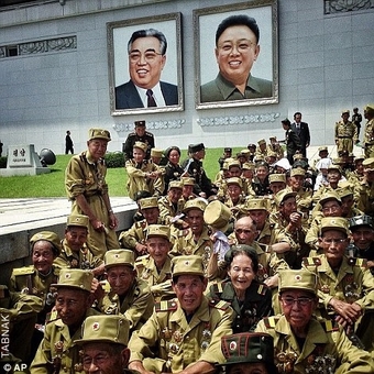 کهنه سربازان جنگ کره در مراسم گرامیداشت شصت سال پس از آتش بس
