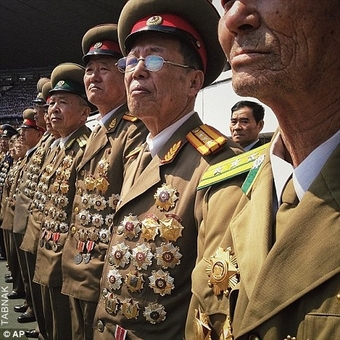 سربازان بازنشسته کره شمالی در جشنی به مناسبت شصتمین سالگرد آتش بس جنگ کره گرد هم آمده اند